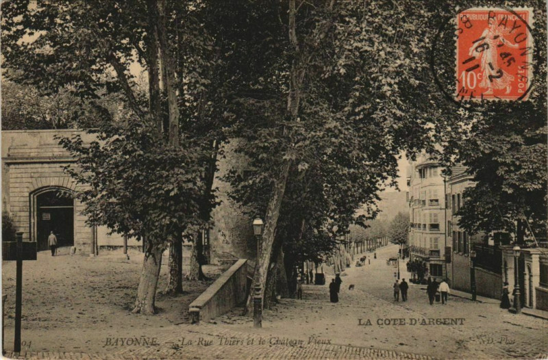 Carte postale ancienne Bayonne La Rue Thiers et Chateau Vieux France à Bayonne