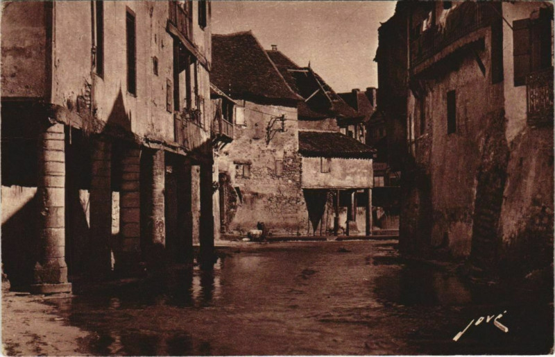 Carte postale ancienne Salies de Bearn Le Saleys traverse la Ville France