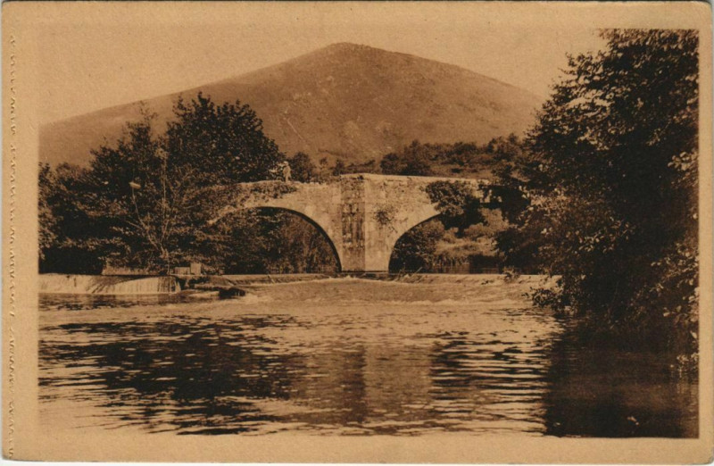 Carte postale ancienne Ascain Le Pont romain s la Nivelle France à Ascain