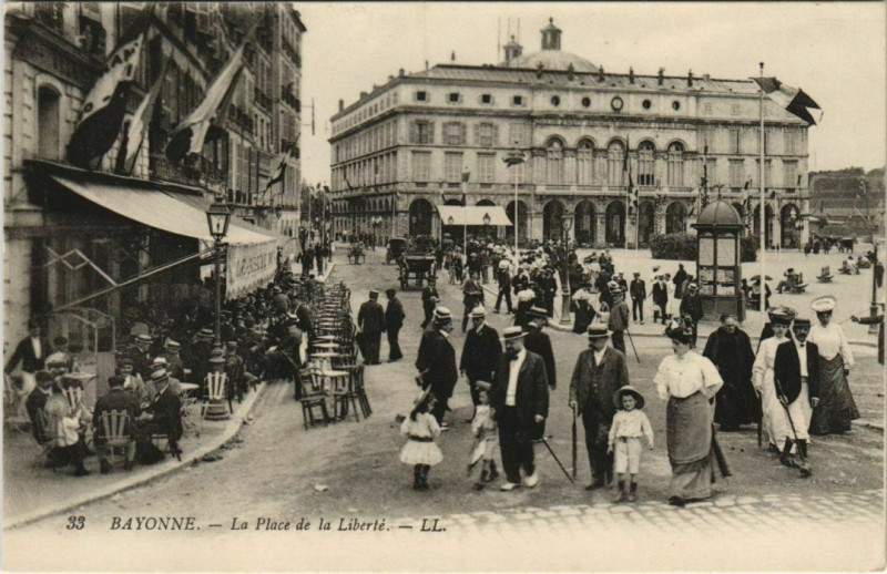 Carte postale ancienne Bayonne La Place de la Liberte France à Bayonne