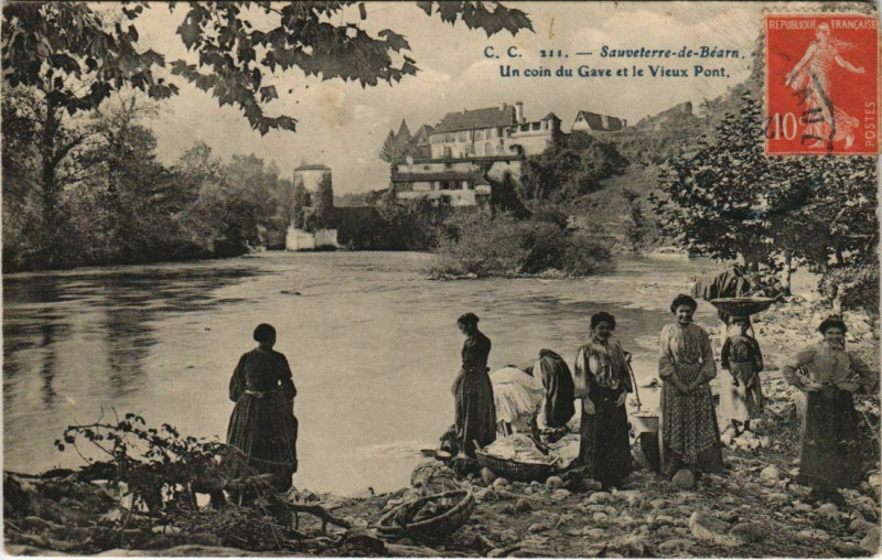 Carte postale ancienne Sauveterre de Bearn Un Coin du Gave et le Vieux Pont France