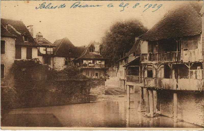 Carte postale ancienne Salies de Bearn Vieilles Maisons s le Saleys France