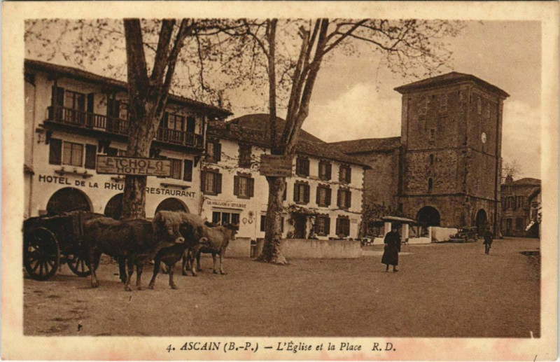 Carte postale ancienne Ascain L'Eglise et la Place France à Ascain