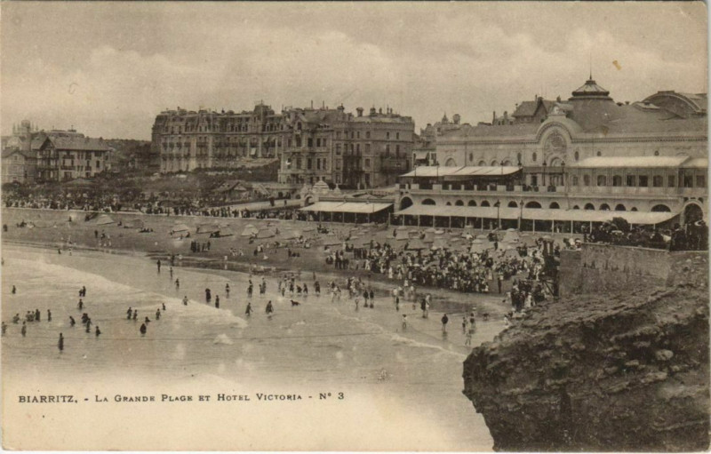 Carte postale ancienne Biarritz Grande Plage et Hotel Victoria France à Biarritz