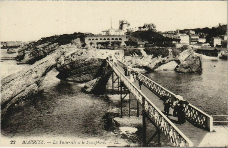 Carte postale ancienne Biarritz La Passerelle et le Semaphore France à Biarritz