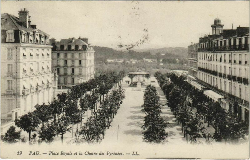 Carte postale ancienne Pau Place Royale et la Chaine des Pyrenees France à Pau