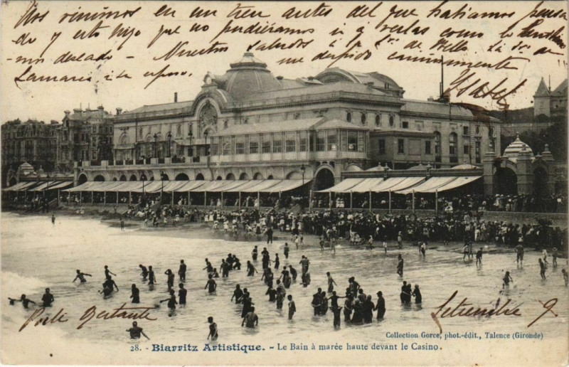 Carte postale ancienne Biarritz Le Bain a maree haute devant le Casino France à Biarritz