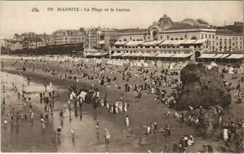 Carte postale ancienne Biarritz La Plage et le Casino France à Biarritz
