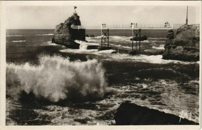 Carte postale ancienne Biarritz Rocher de la Vierge France à Biarritz