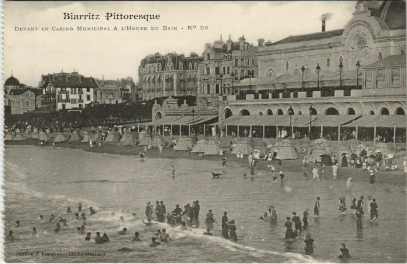 Carte postale ancienne Biarritz Devant le Casino Municipal France à Biarritz