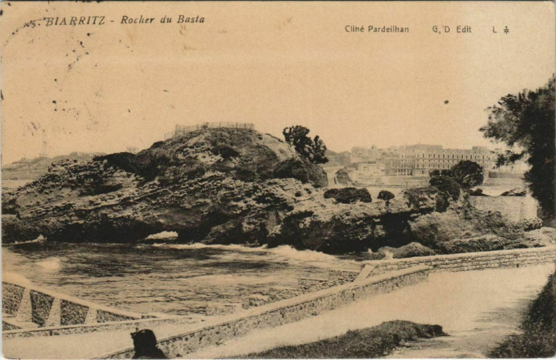Carte postale ancienne Biarritz Rocher du Basta France à Biarritz