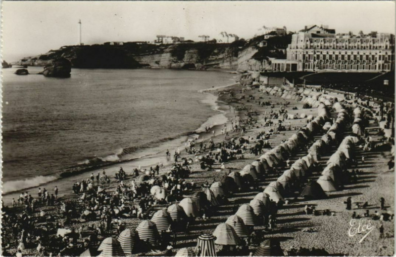 Carte postale ancienne Biarritz Grande Plage et le Phare France à Biarritz