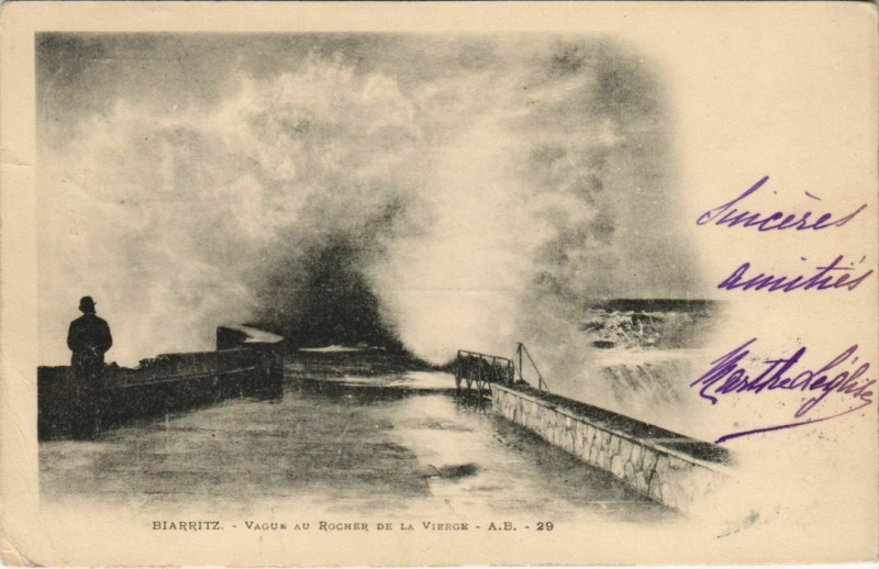 Carte postale ancienne Biarritz Vague au Rocher de la Vierge France à Biarritz