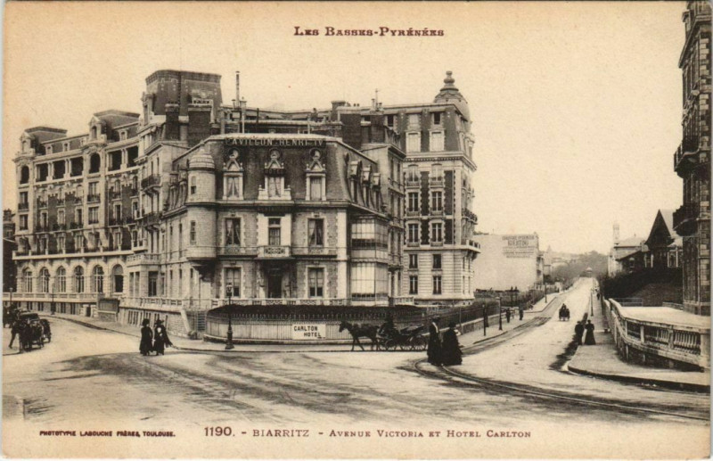 Carte postale ancienne Biarritz Avenue Victoria et Hotel Carlton France à Biarritz