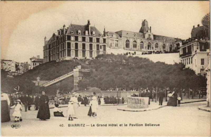 Carte postale ancienne Biarritz Grand Hotel et le Pavillon Bellevue France à Biarritz