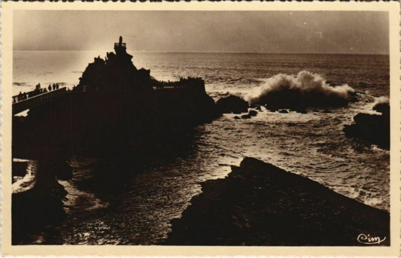 Carte postale ancienne Biarritz Coucher de soleil sur le Rocher de la Vierge France à Biarritz