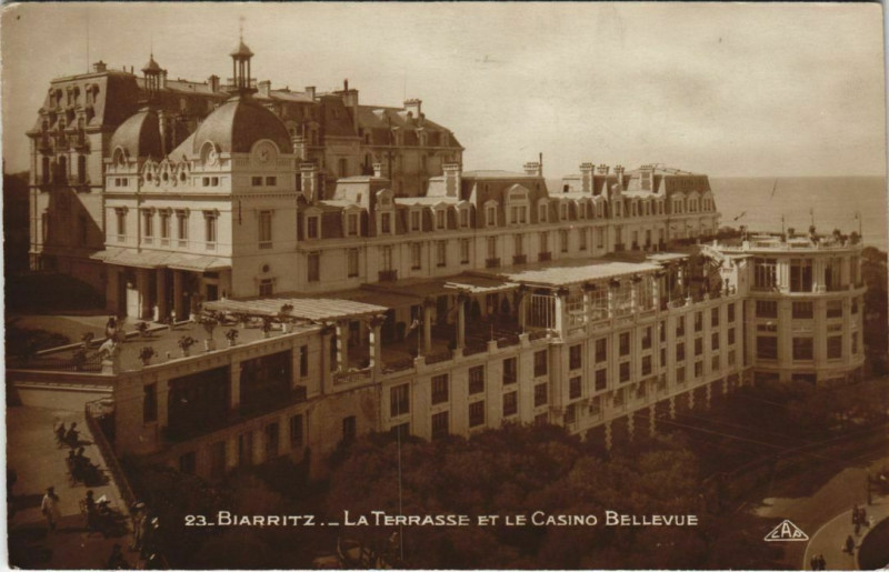 Carte postale ancienne Biarritz La Terrasse et le Casino Bellevue France à Biarritz