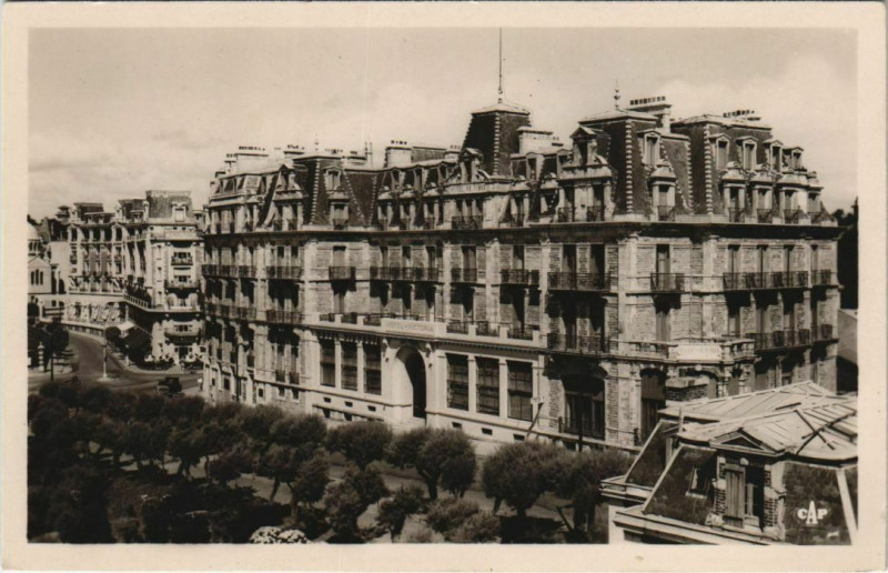 Carte postale ancienne Biarritz Hotel Victoria et son Jardin face France à Biarritz