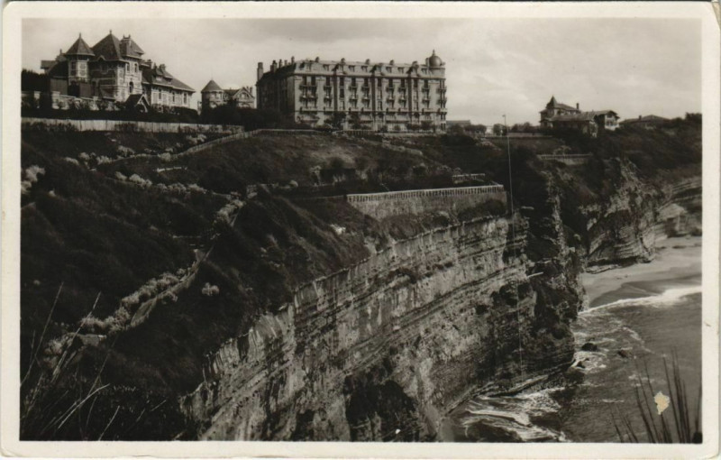Carte postale ancienne Biarritz Falaise du Phare et Hotel Regina France à Biarritz