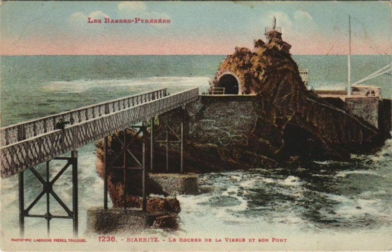 Carte postale ancienne Biarritz Rocher de la Vierge et son Pont France à Biarritz