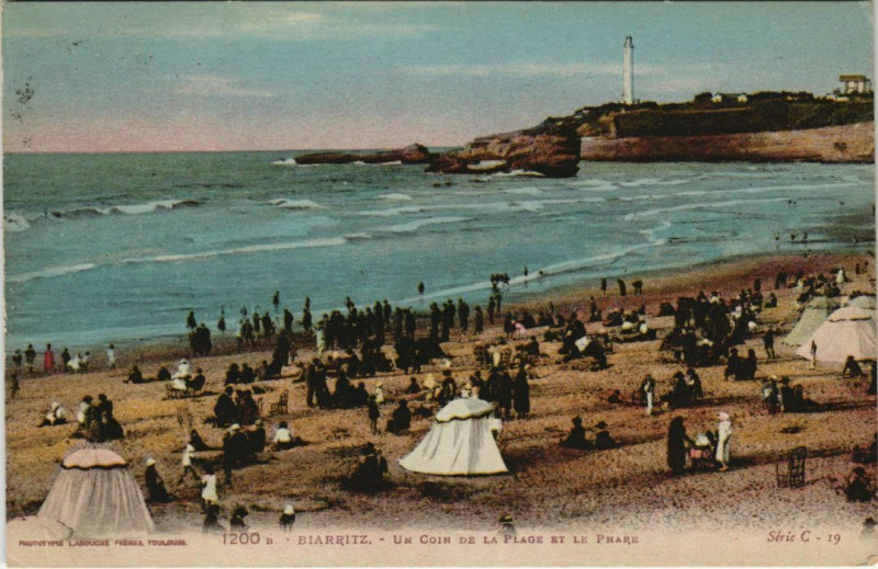 Carte postale ancienne Biarritz Un coin de la plage et le Phare France à Biarritz