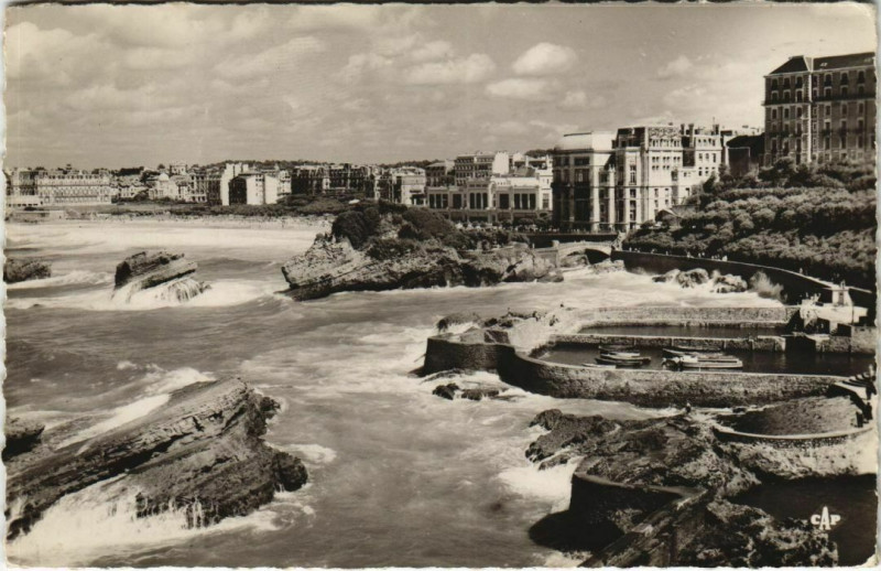 Carte postale ancienne Biarritz Le Port des Pecheurs et le Casino France à Biarritz