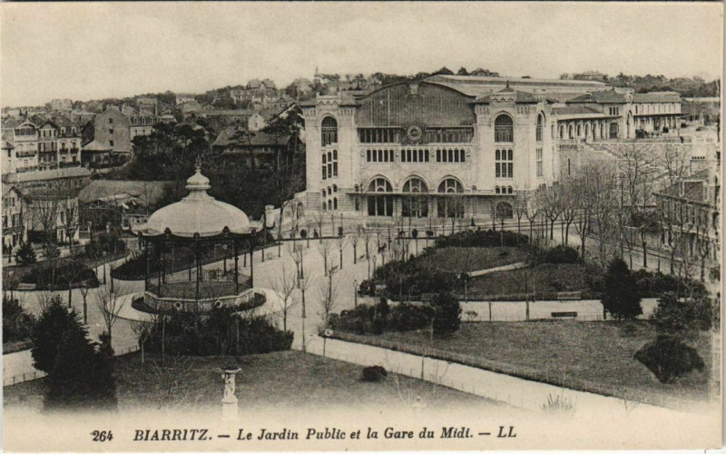 Carte postale ancienne Biarritz Jardin Public et la Gare du Midi France à Biarritz