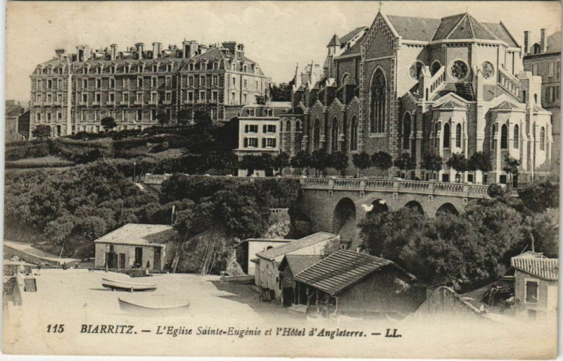 Carte postale ancienne Biarritz Eglise Sainte-Eugenie et Hotel d'Angleterre France à Anglet
