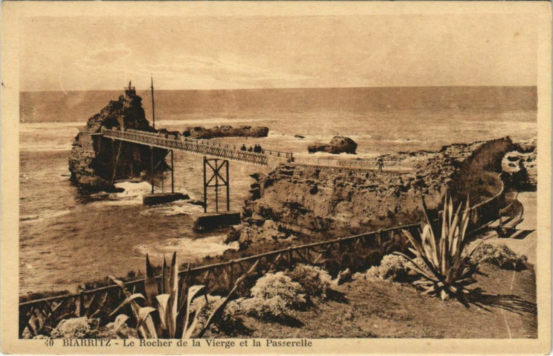 Carte postale ancienne Biarritz Rocher de la Vierge et la Passerelle France à Biarritz