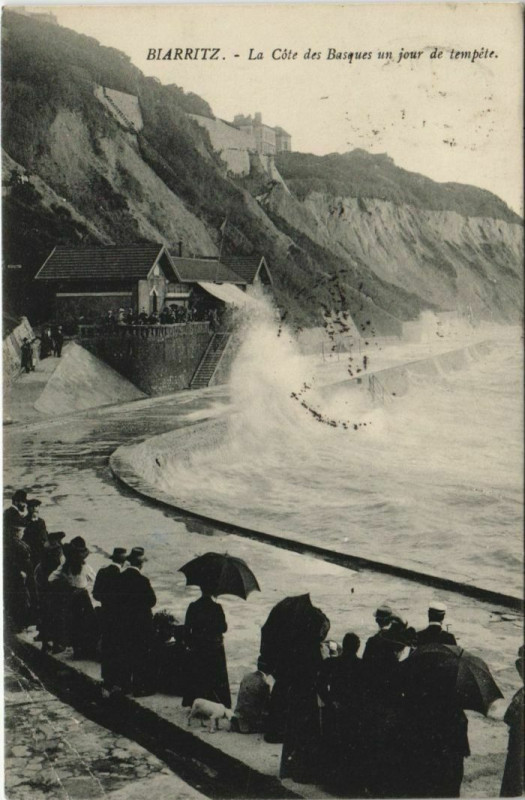 Carte postale ancienne Biarritz La Cote des Basques un jour de tempete France à Biarritz
