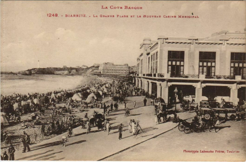 Carte postale ancienne Biarritz Grande Plage et le nouveau Casino Municipal France à Biarritz