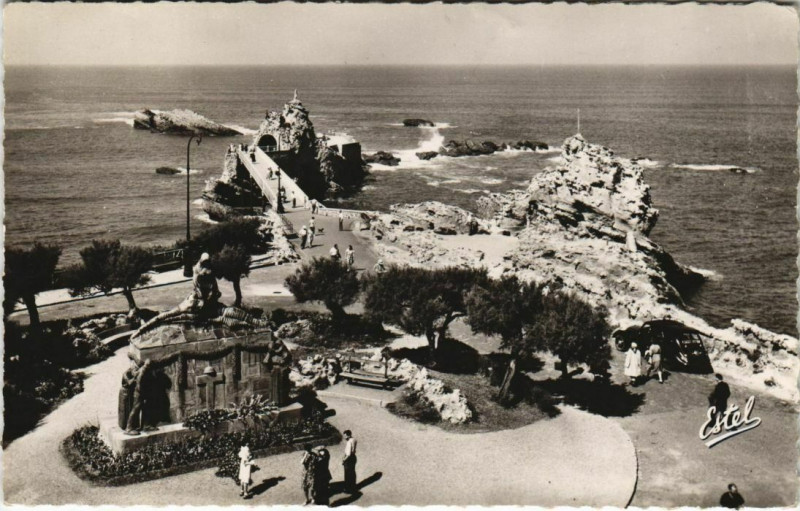 Carte postale ancienne Biarritz vue sur le Rocher de la Vierge&Monument aux Morts France à Biarritz