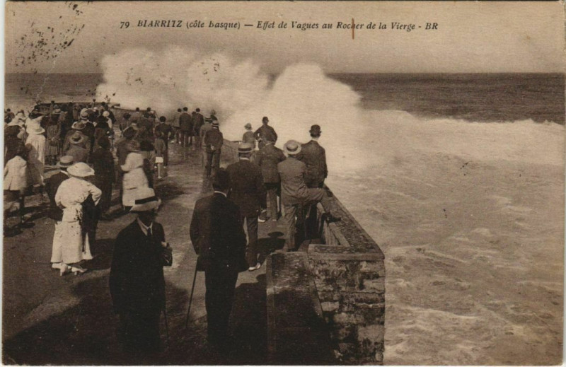 Carte postale ancienne Biarritz Effet de Vague au Rocher de la Vierge France à Biarritz