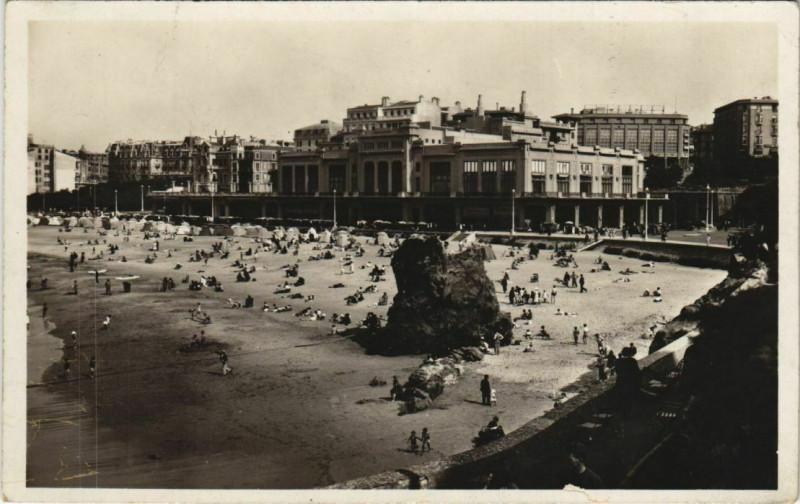 Carte postale ancienne Biarritz La Plage et le Casino Municipal France à Biarritz