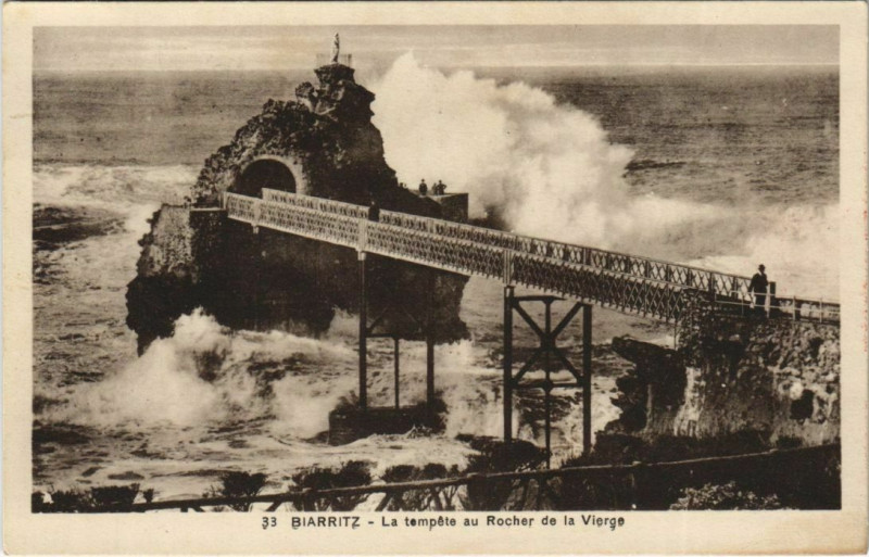 Carte postale ancienne Biarritz La tempete au Rocher de la Vierge France à Biarritz