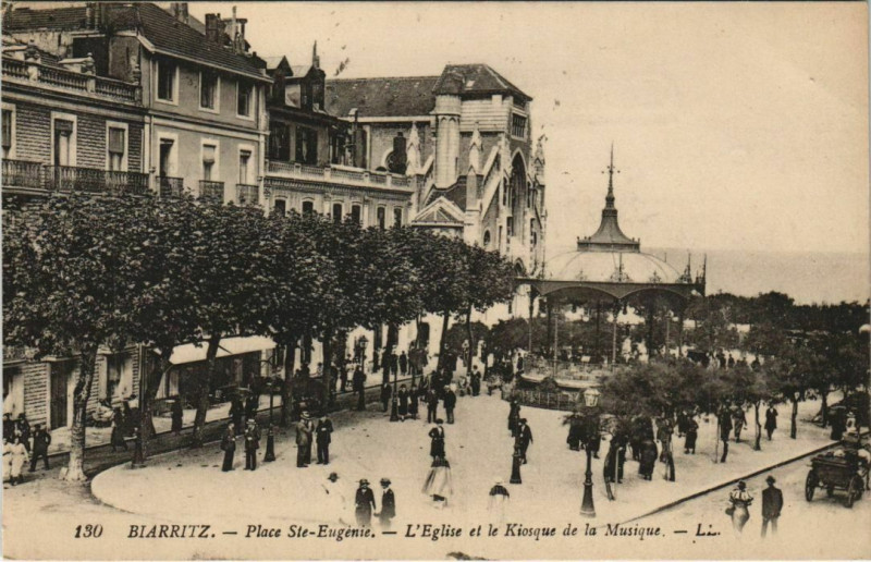 Carte postale ancienne Biarritz Place Sainte-Eugenie,Eglise et Kiosque de la Musique France à Biarritz