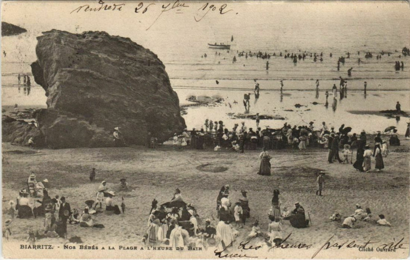 Carte postale ancienne Biarritz Nos Bebes a la Plage a l'heure du Bain France à Biarritz