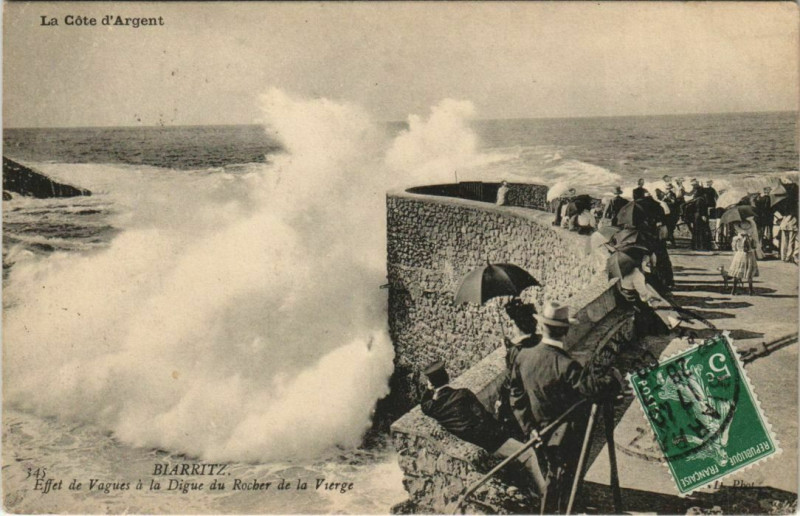 Carte postale ancienne Biarritz Effet de Vague a la Digue du Rocher de la Vierge France à Biarritz