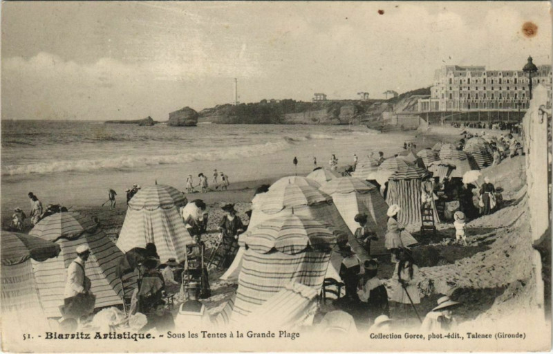 Carte postale ancienne Biarritz Sous les Tentes a la Grande Plage France à Biarritz