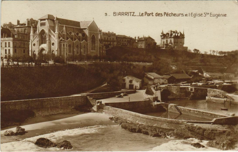 Carte postale ancienne Biarritz Le Port des Pecheurs et Eglise Sainte-Eugenie France à Biarritz
