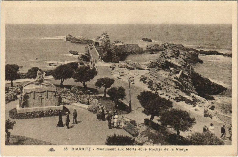 Carte postale ancienne Biarritz Monument aux Morts et le Rocher de la Vierge France à Biarritz