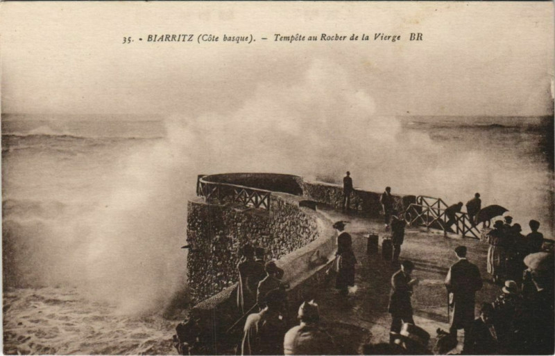 Carte postale ancienne Biarritz Tempete au Rocher de la Vierge France à Biarritz