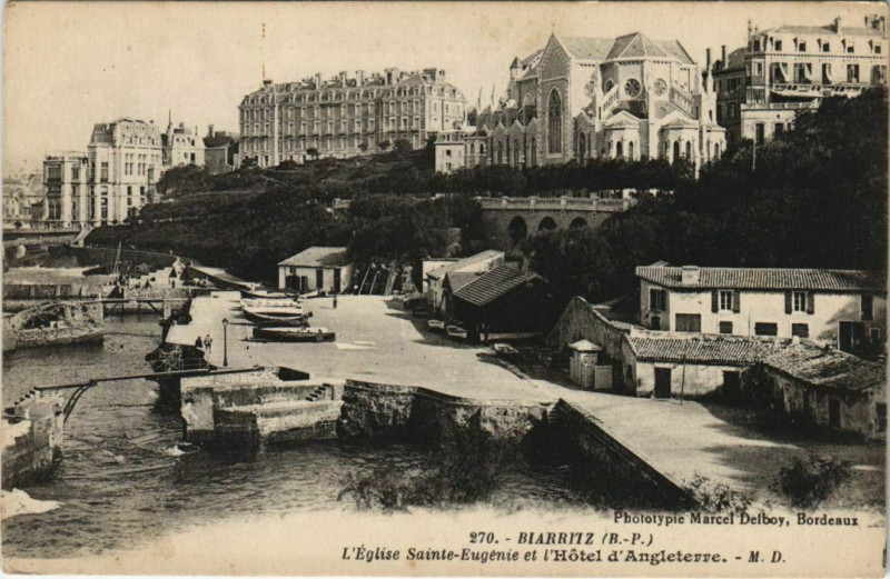 Carte postale ancienne Biarritz Eglise Sainte-Eugenie et Hotel d'Angleterre France à Anglet