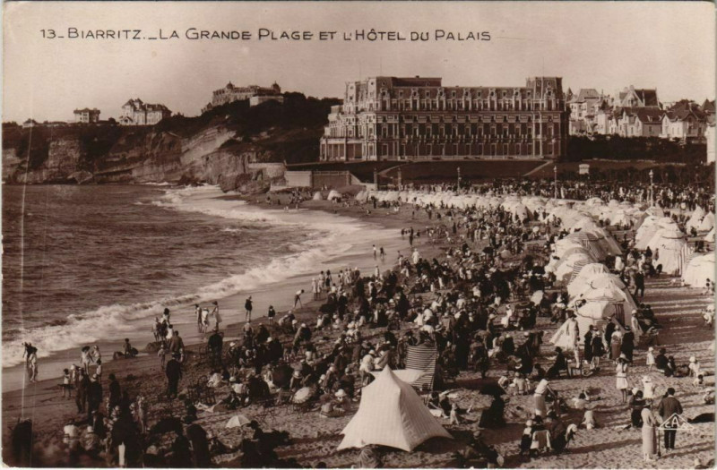Carte postale ancienne Biarritz Grande Plage et Hotel du Palais France à Biarritz
