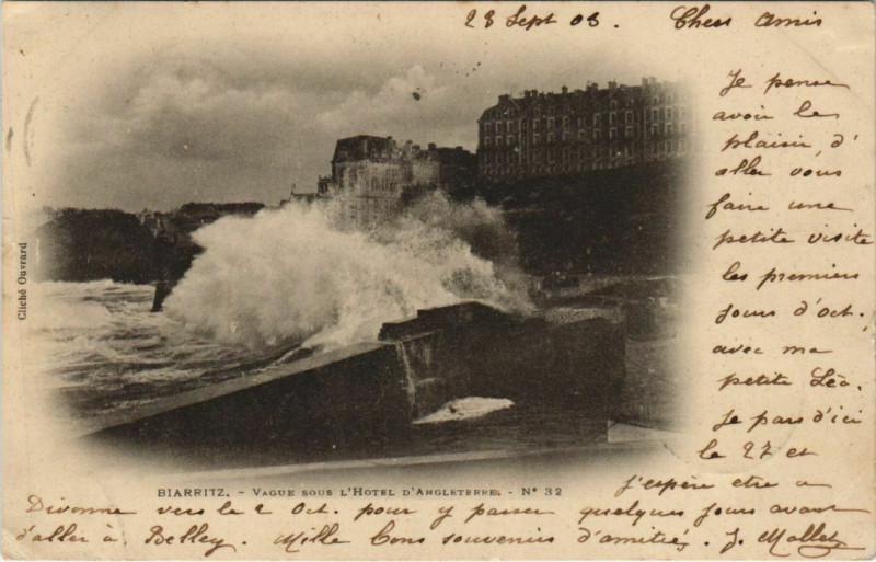 Carte postale ancienne Biarritz Vague sous l'Hotel d'Angleterre France à Anglet