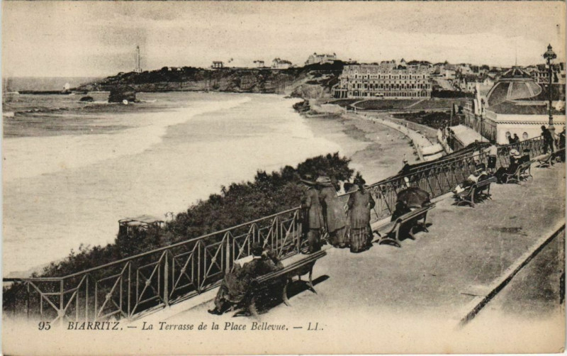 Carte postale ancienne Biarritz La Terrasse de la Place Bellevue France à Biarritz