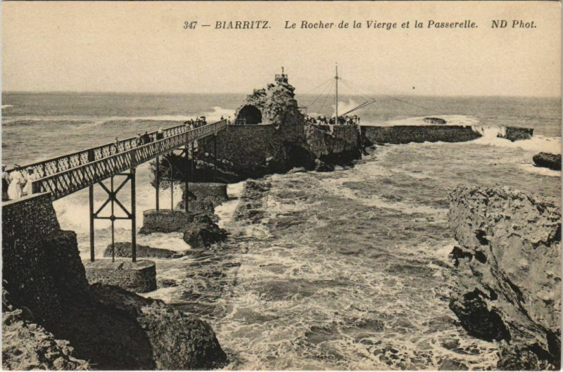 Carte postale ancienne Biarritz Rocher de la Vierge et la Passerelle France à Biarritz