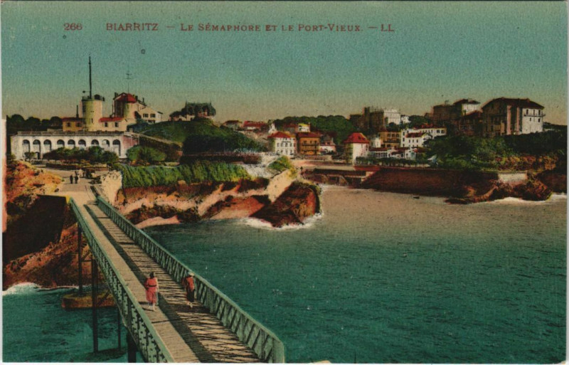 Carte postale ancienne Biarritz le Semaphore et le Port Vieux France à Biarritz