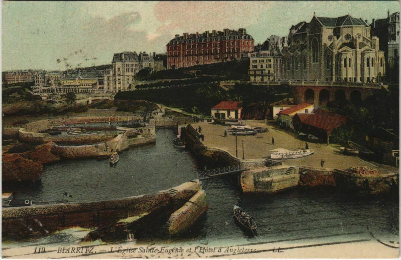 Carte postale ancienne Biarritz Eglise Sainte-Eugenie et Hotel d'Angleterre France à Anglet