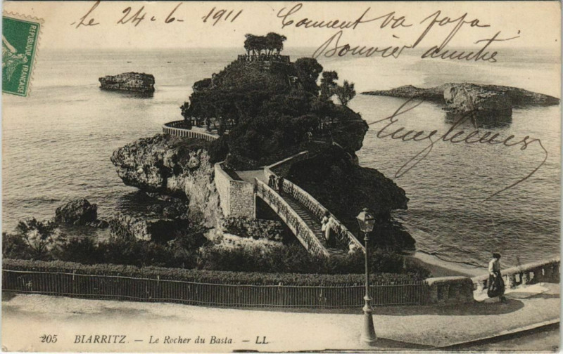 Carte postale ancienne Biarritz Rocher du Basta France à Biarritz